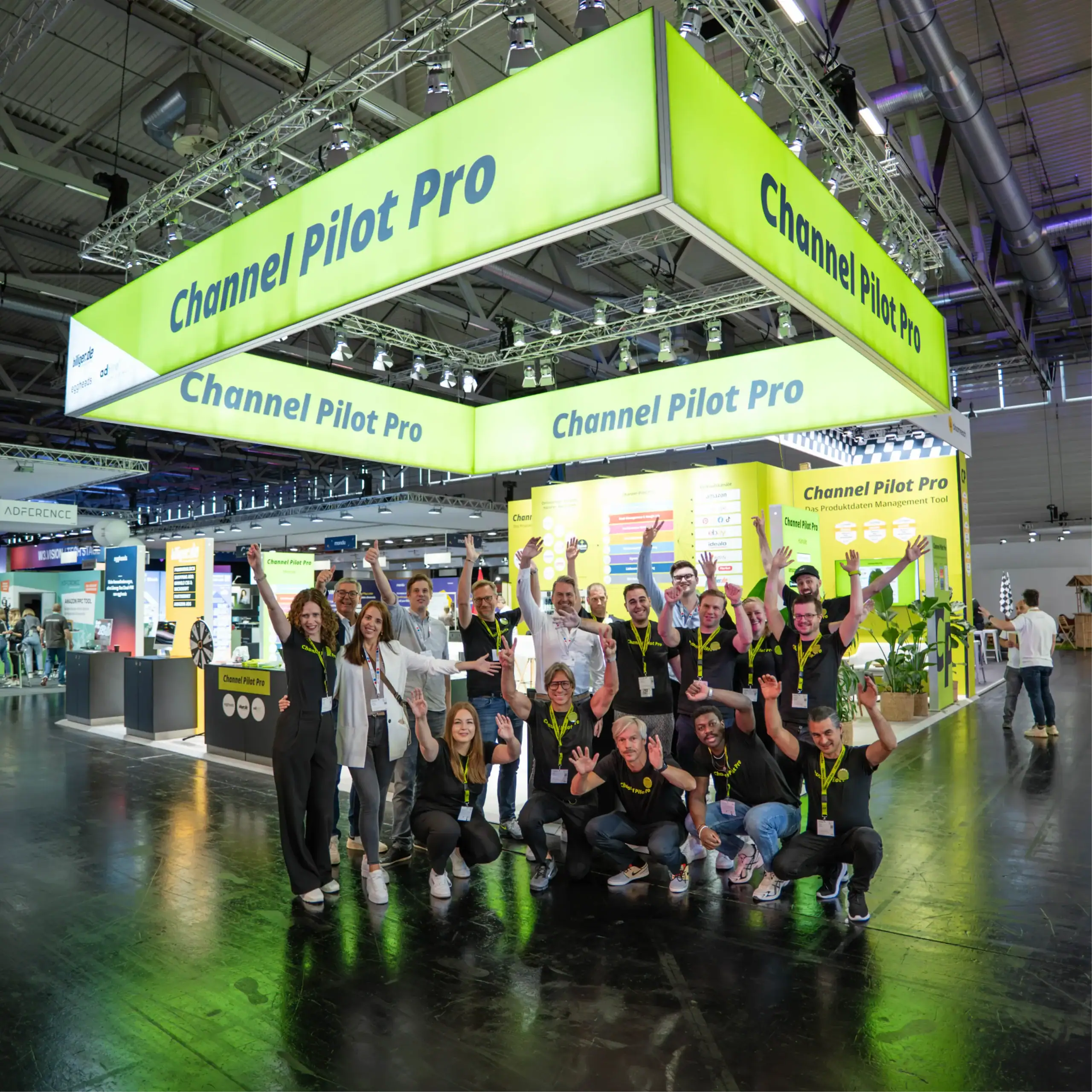 Channel Pilot Pro Messestand mit Team, das die Messe besucht.