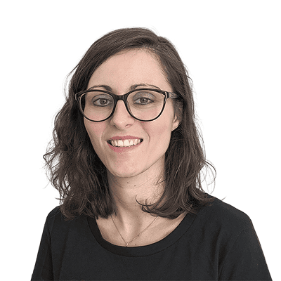 Frau mit Brille lächelt in die Kamera, professionelles Porträt.