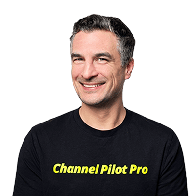 Mann mit dunklem T-Shirt, das "Channel Pilot Pro" trägt, lächelt freundlich.