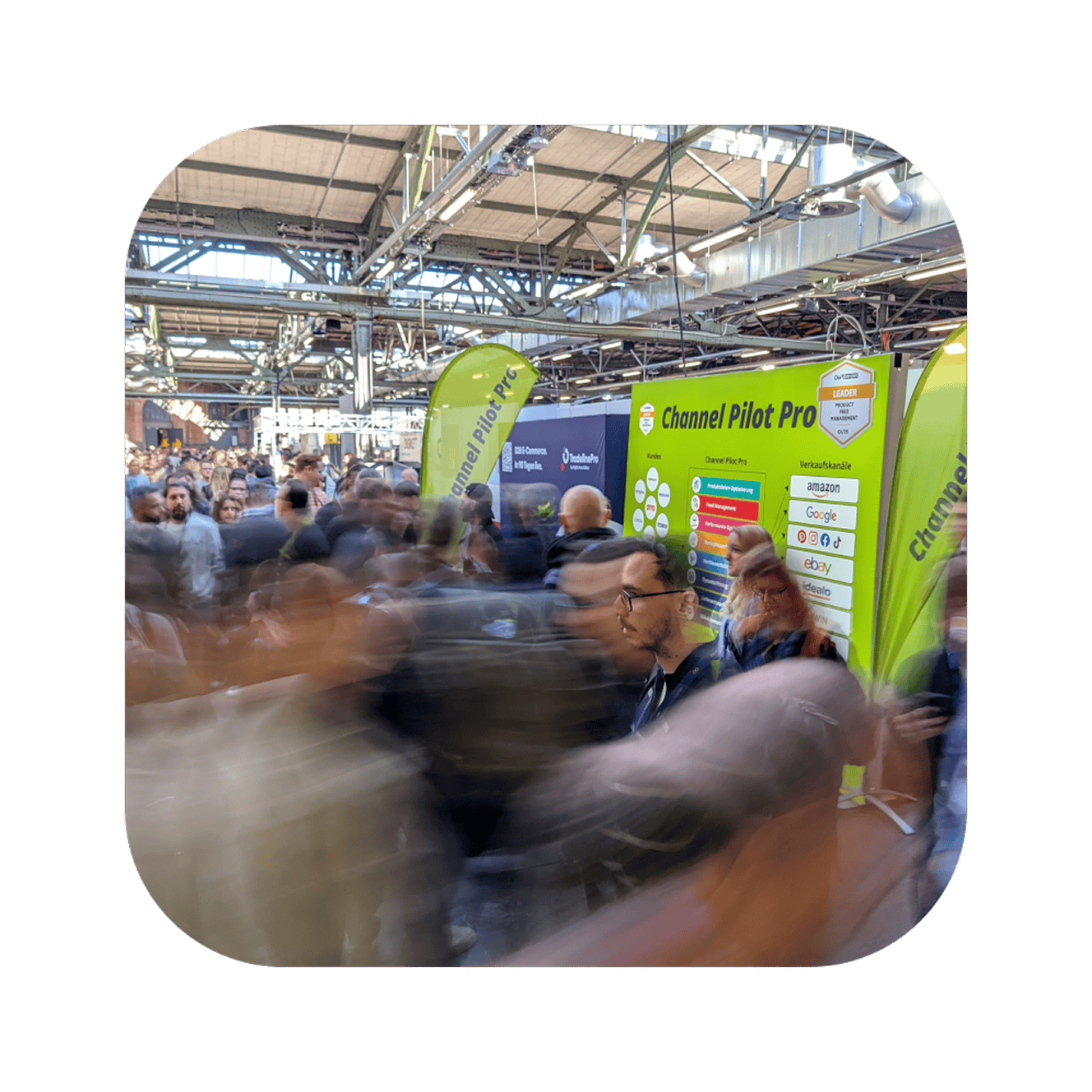 Menschenmenge auf einer Messe mit Channel Pilot Pro Stand.