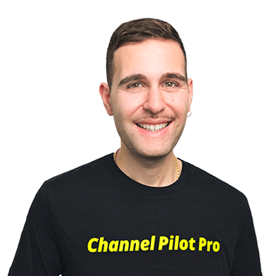 Lächelnder Mann trägt ein schwarzes T-Shirt mit "Channel Pilot Pro" Aufdruck.