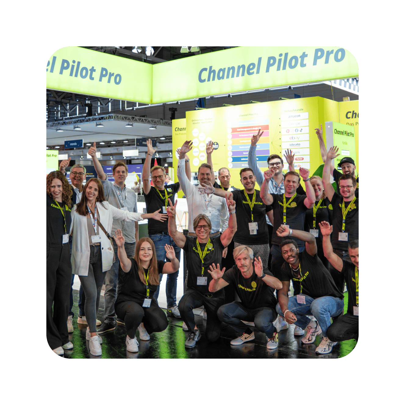 Gruppe von Menschen bei Channel Pilot Pro Messeauftritt, fröhlich und engagiert.