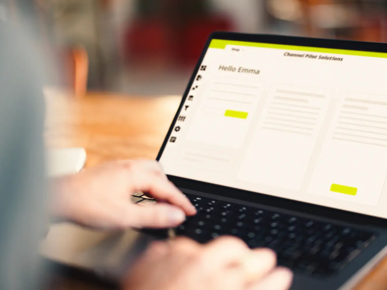 E-Mail-Management auf einem Laptop mit E-Mail-Client geöffnet.
