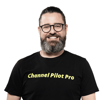 Herrenportrait mit Brille und Bart, trägt ein schwarzes T-Shirt mit "Channel Pilot Pro" Schriftzug.