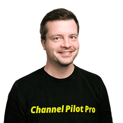 Mann trägt schwarzes T-Shirt mit Channel Pilot Pro Logo.