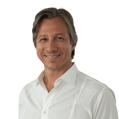Mann in Business-Kleidung lächelt freundlich, ideal für professionelle Präsentationen und Unternehme.