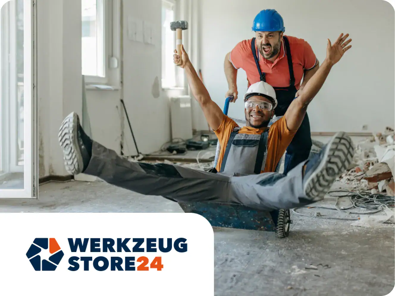 Hände, die Freude bei Renovierungsarbeiten im Innenraum zeigen, mit Werkzeugen und Schutzhelmen.