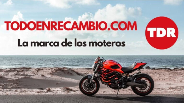 Une moto rouge sur la plage avec la mer en arrière-plan, publicité pour Todenrecambio.com.