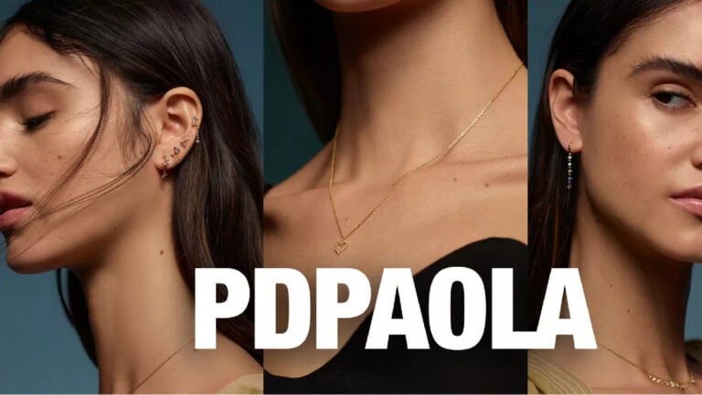 Elegantes mujeres con joyas, primer plano, accesorios de moda, elegantes y modernos.