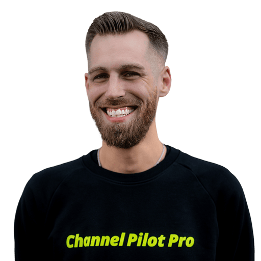 Fröhlicher Mann trägt Channel Pilot Pro T-Shirt, lächelt in die Kamera.