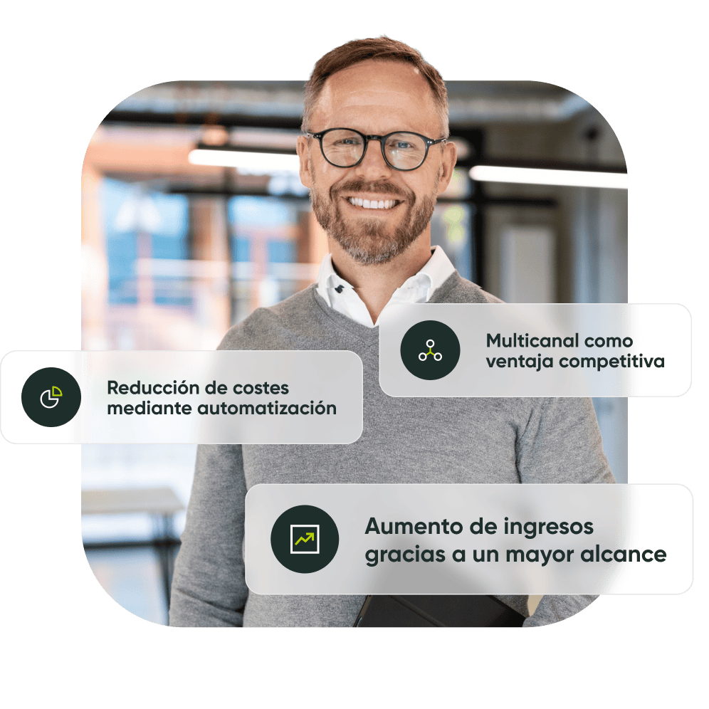 Hombre de negocios con infografías digitales sobre automatización y crecimiento.