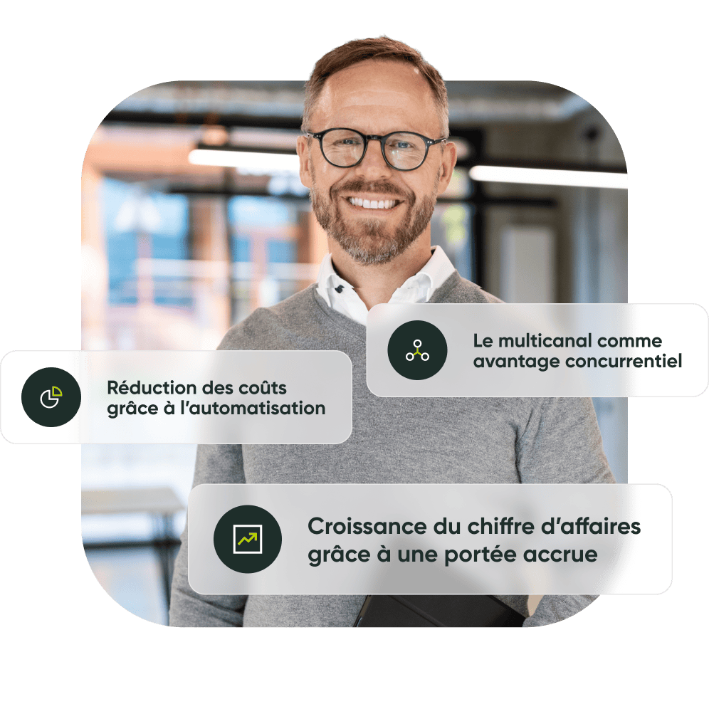 Homme d'affaires avec infographies numériques sur l'automatisation et la croissance.