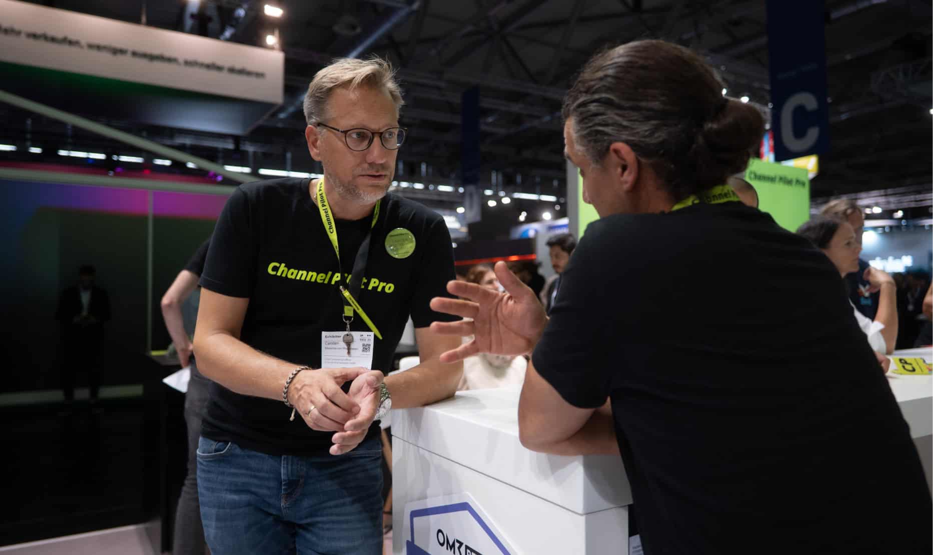 Innovativer Austausch zwischen zwei Fachleuten auf einer Messe.