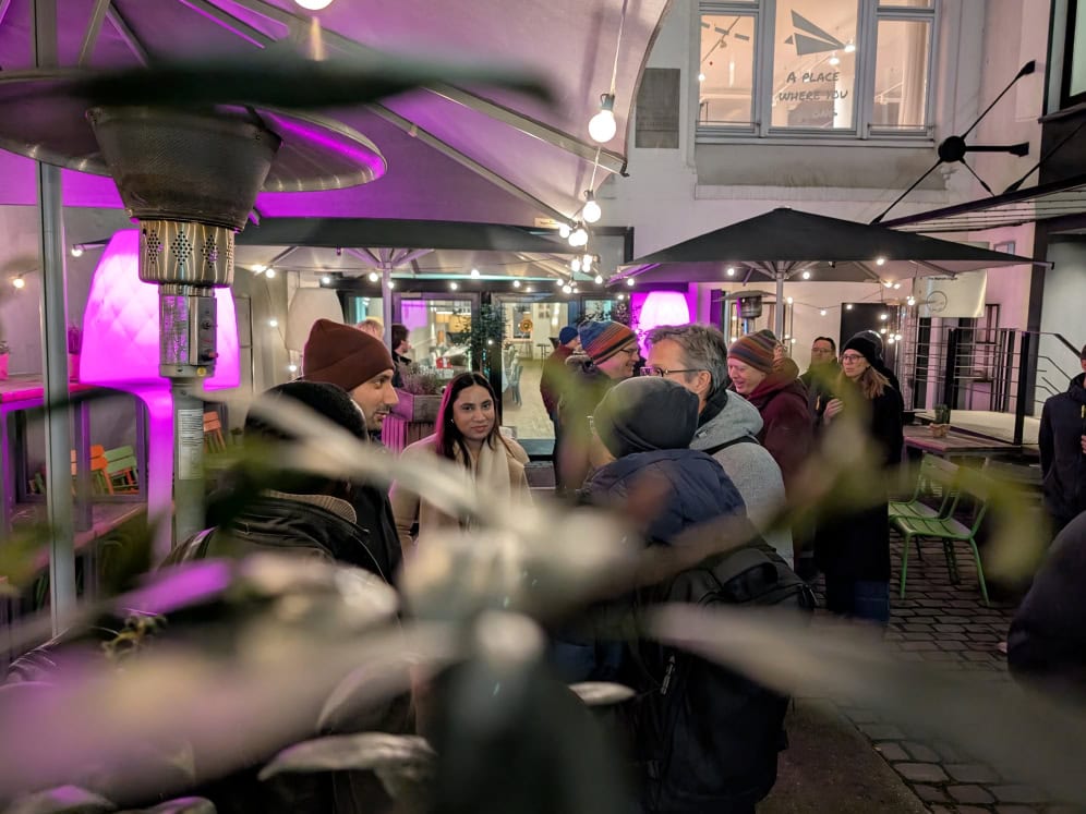 Hochzeit im Innenhof mit Gästen bei stimmungsvoller Beleuchtung und gemütlicher Atmosphäre.