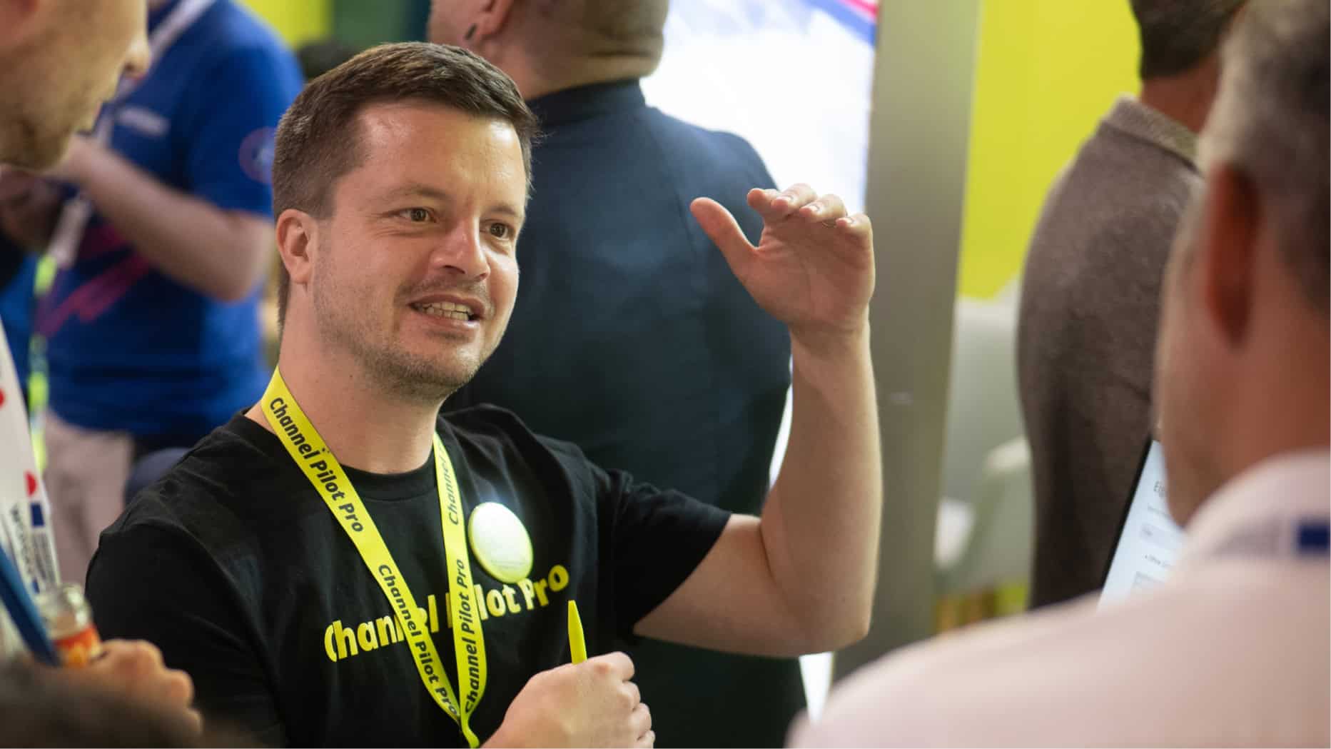 Innovativer Redner bei einer Konferenz, spricht enthusiastisch vor Publikum.