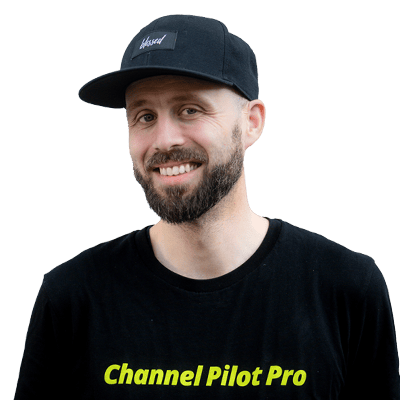 Freundlicher Mann mit schwarzem Cap und T-Shirt "Channel Pilot Pro".