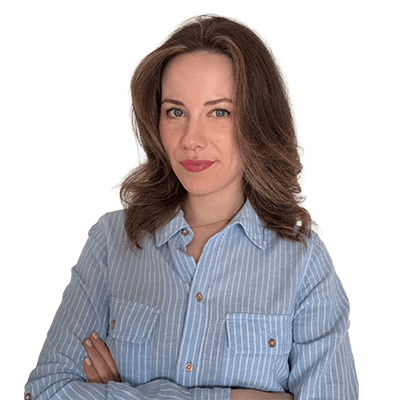 Hintergrundbild einer selbstbewussten Frau mit verschränkten Armen, professionell gekleidet.